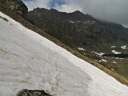 62 Primo traverso su neve per salire alla Bocchetta Triomen con vista alle spalle verso il Ponteranica